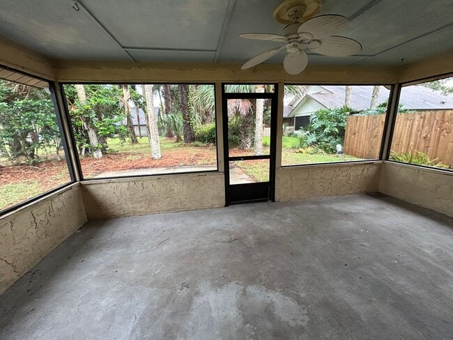 Building Photo - 1/2 Duplex For Rent !