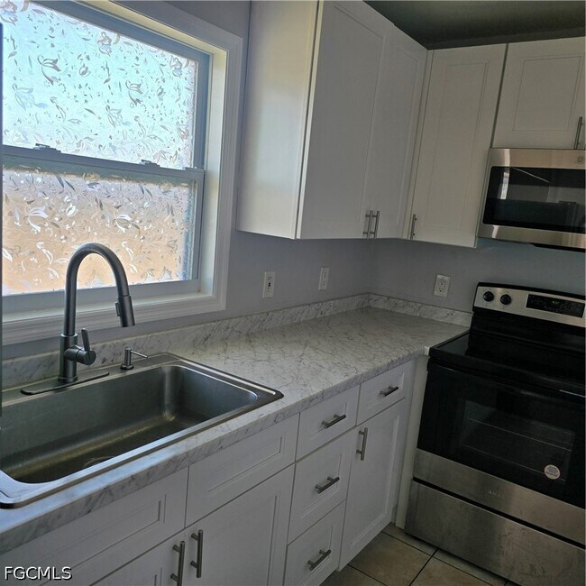 Building Photo - 1818 SW Santa Barbara Pl