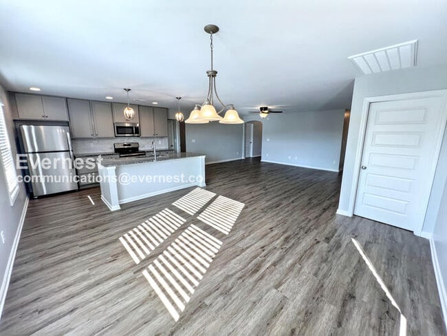 Building Photo - 4 Bed, 2 Bath Home with Fenced Yard & Garage / Pet-Friendly / Coming Soon!