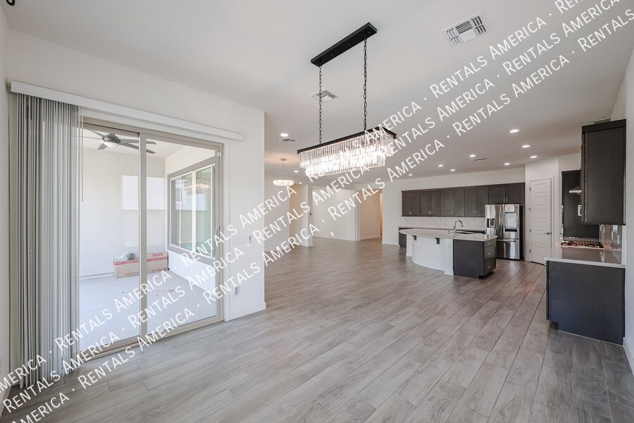 Building Photo - 1530 E San Carlos Way
