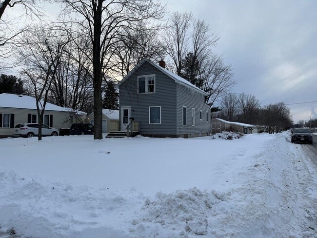 Building Photo - Shawano- 3 Bedroom 1 Bath Single Family Ho...