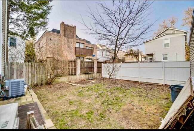 Building Photo - 99 W 35th St