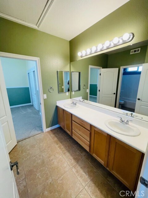 Building Photo - 1574 Glencrest Dr