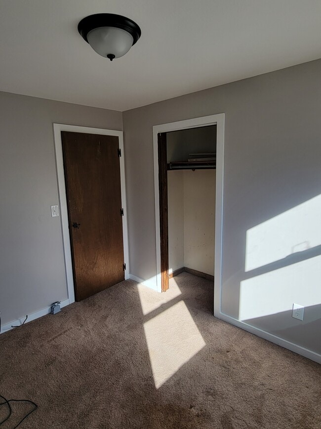 Building Photo - 8 Pine Tree Dr