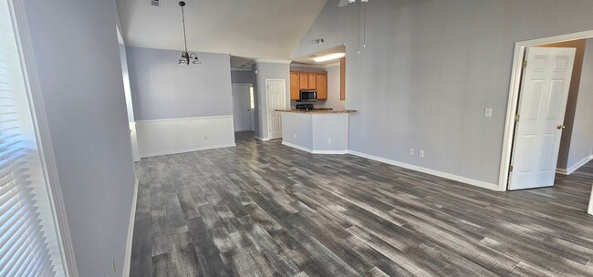 Building Photo - Beautiful 3-Bedroom, 2-Bath 2nd Floor Cond...