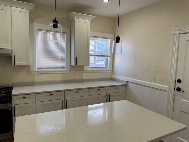 Building Photo - 474 Talbot Ave