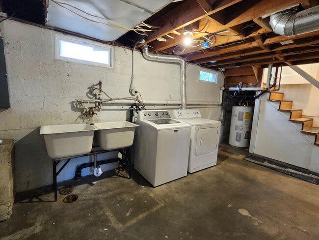 Building Photo - Location, Location - 2 blocks from Columbi...