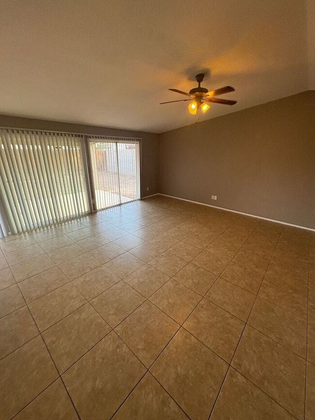 Building Photo - READY TO VIEW NOW! Spacious 3 Bed 1 Bath Home in Phoenix with all New Windows