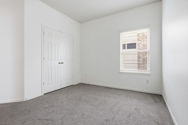 Building Photo - 6444 Wenlock Dr