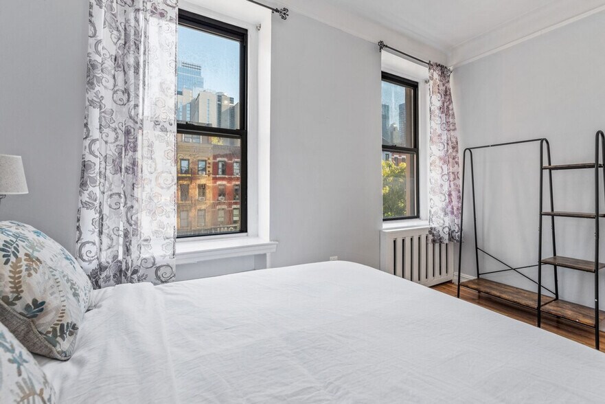 Building Photo - 414 W 46th St