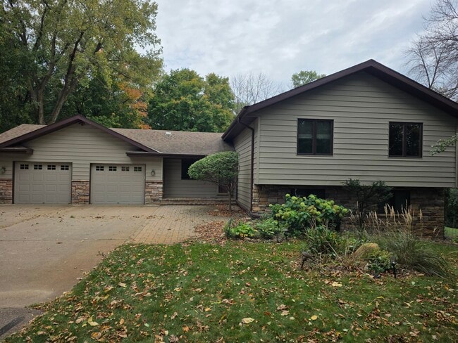 Building Photo - 4110 Juneau Ln N