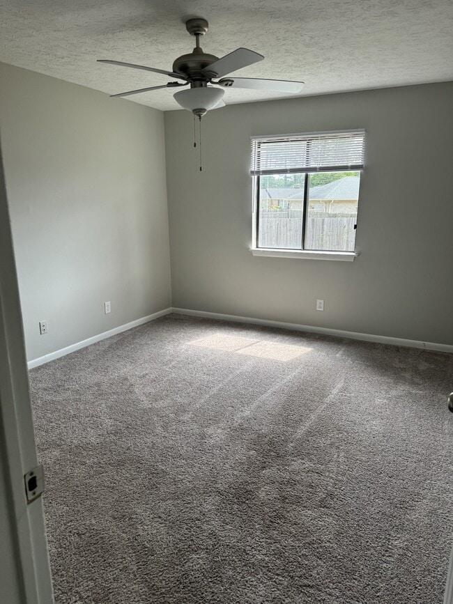 Building Photo - 835 Applewood Ln