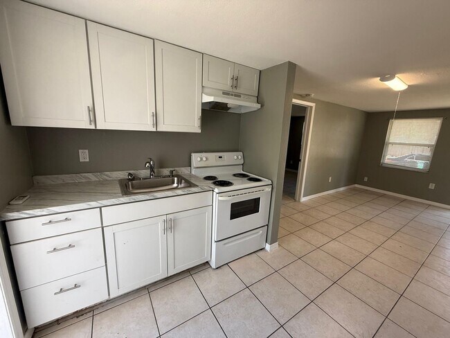 Building Photo - 1/1 Cleawater / MOVE IN SPECIAL