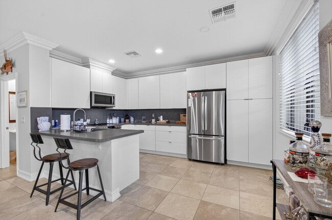 Building Photo - 320 Via Villagio