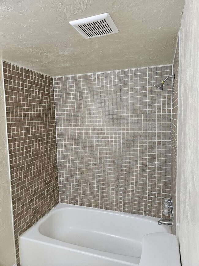 Building Photo - 1 BEDROOM 1 BATH NEWLY RENOVATED CONDO