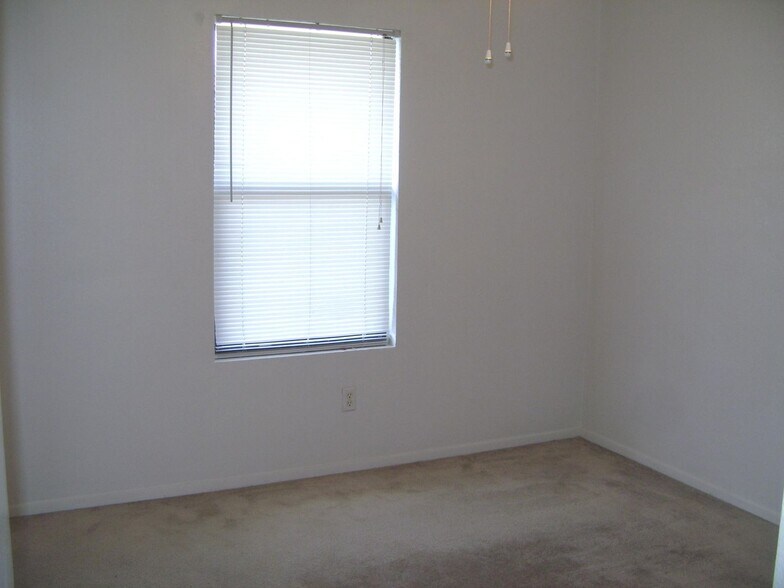 Building Photo - 1100 Leslie Cir