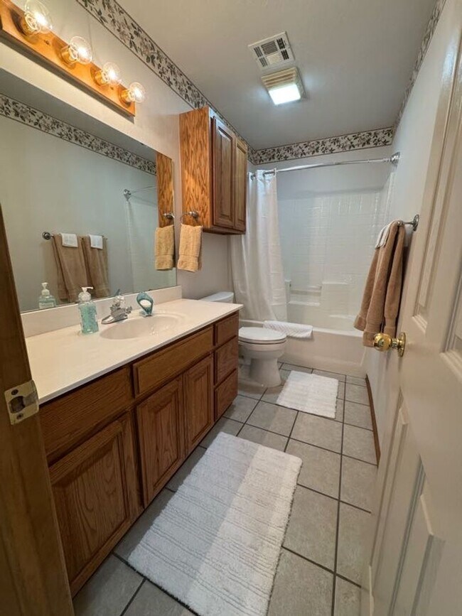 Building Photo - Fully Furnished, Short-Term Rental - (3) Bed/(2) Bath + Office! Pool Access!