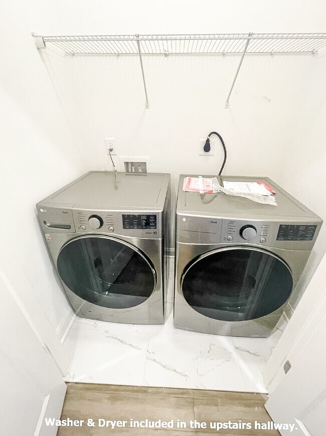 Building Photo - Pet Friendly End Unit Townhome