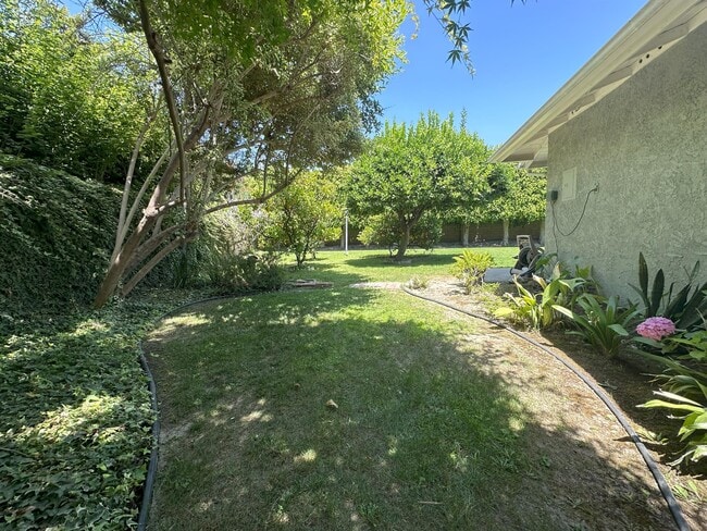 Building Photo - 10462 Sierra Cir