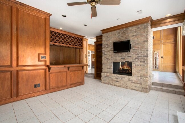 Building Photo - 15010 Terrace Oaks Dr