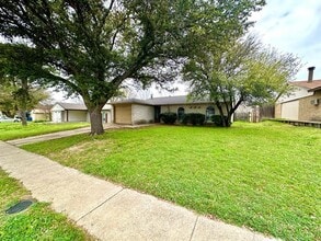 Building Photo - 523 Windsor Dr