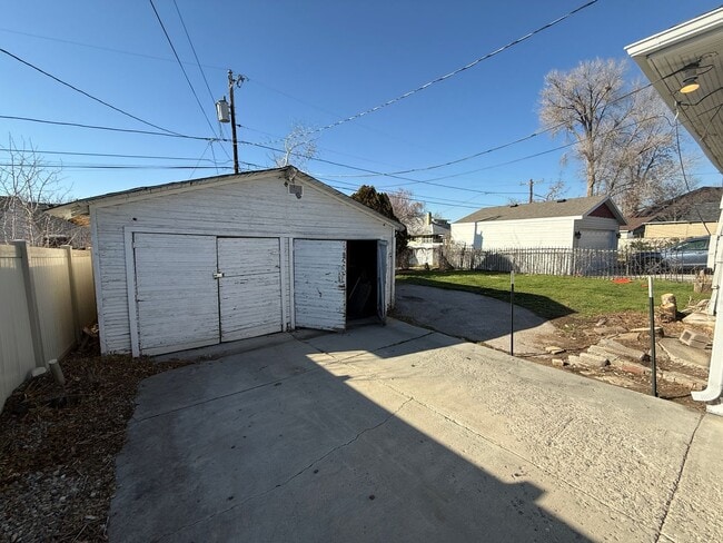 Building Photo - Beautiful 4 Bed, 3 Bath House; W/D Included; Fenced Yard; Wood Floors; and a Charming Style