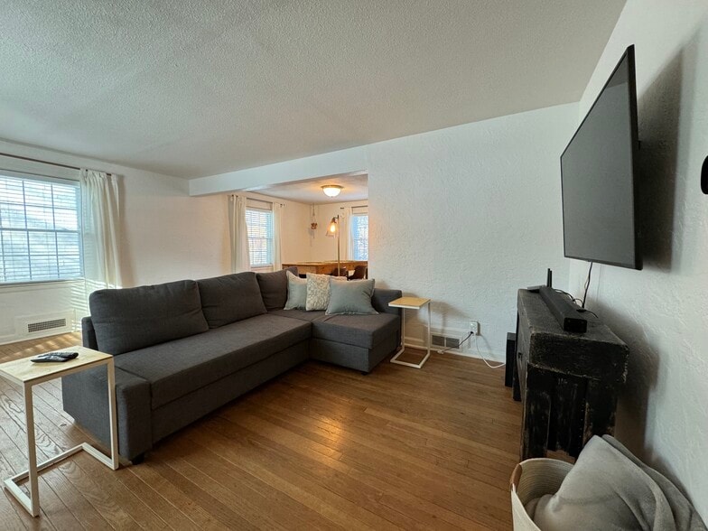 Building Photo - 620 E 63rd Ter