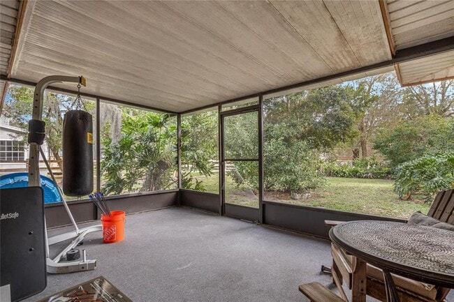 Building Photo - 720 E 6th St