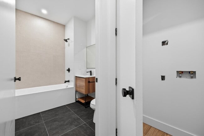 Building Photo - 379 Hawthorne St