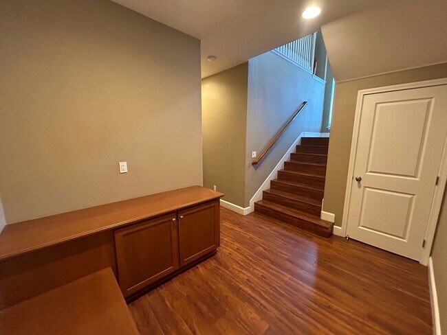 Building Photo - Luxurious and Spacious 5 Bedroom in Gilroy