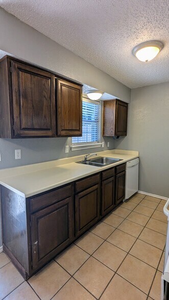 Building Photo - 1003 Vedral Pl