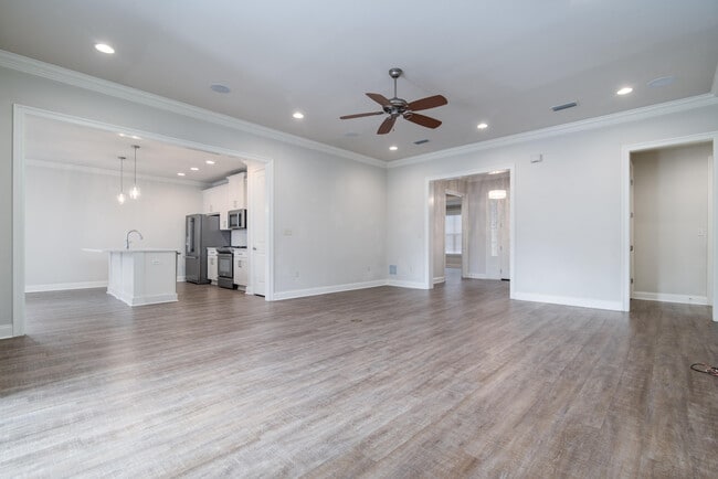 Building Photo - 718 Woods Dr