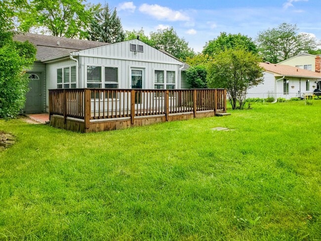 Building Photo - 720 Country Ln S