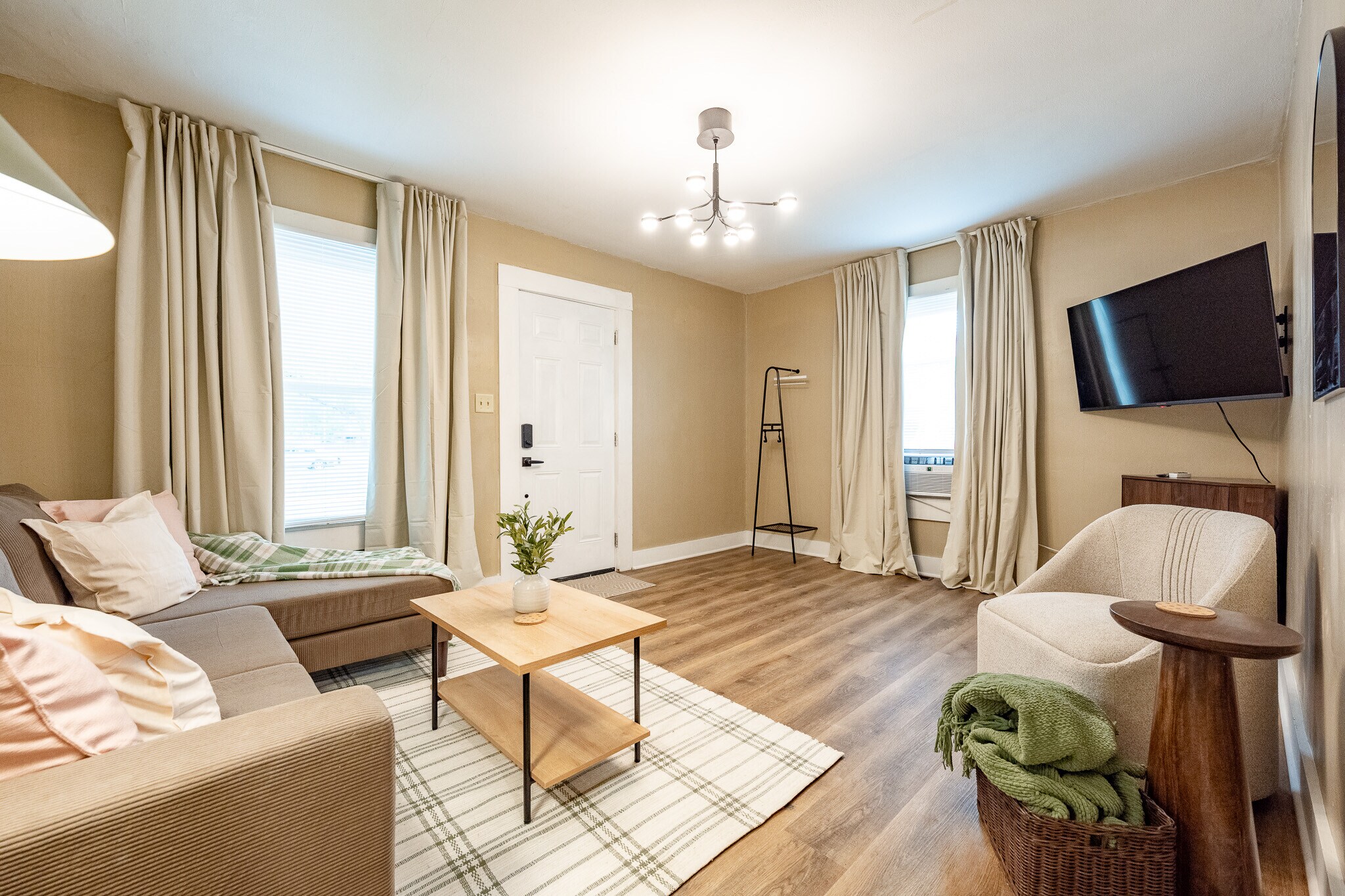 Building Photo - 4502 Kingsley Dr