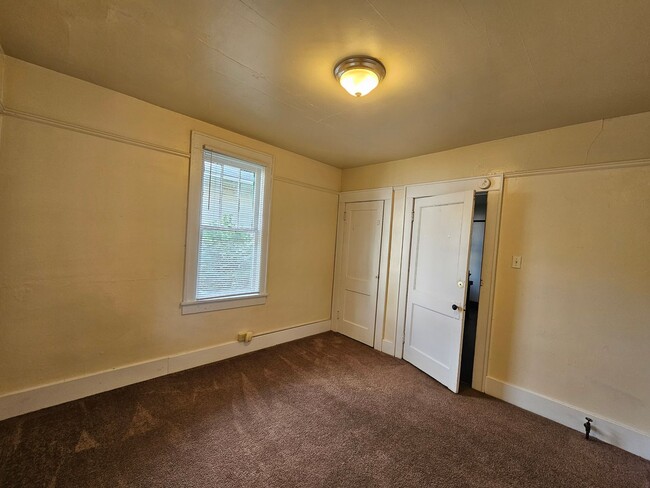 Building Photo - 397 Gilmore St