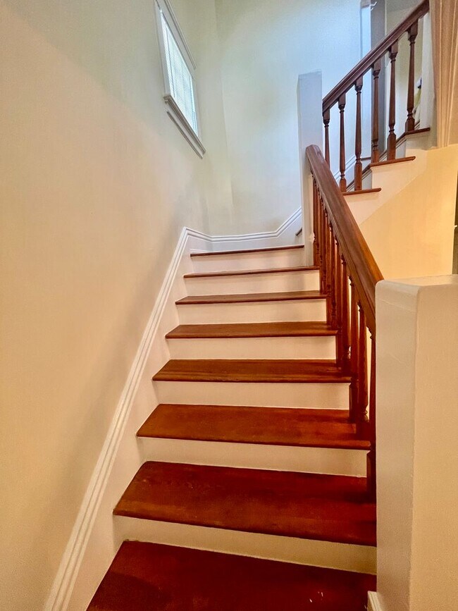 Building Photo - Spacious 3 Bed/2 Bath Home Minutes from Do...