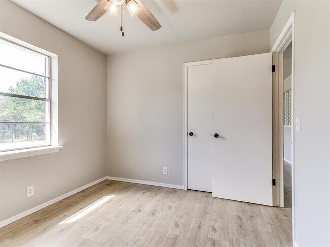 Building Photo - 502 N Oak St