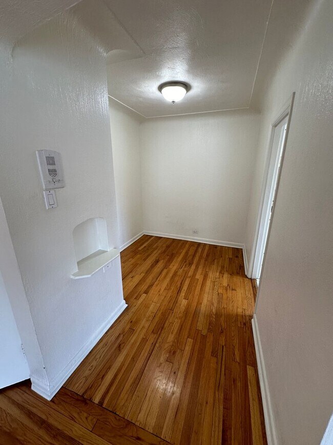 Building Photo - LOCATION!! LOCATION!! Beautiful 1 bedroom, 1 full bath condo in Capitol Hill neighborhood