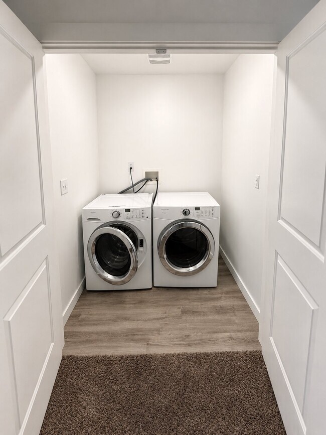 Building Photo - 43 N Monitor Row