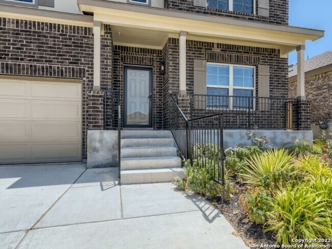 Building Photo - 5 Bedrooms with Tons of Indoor and Outdoor...