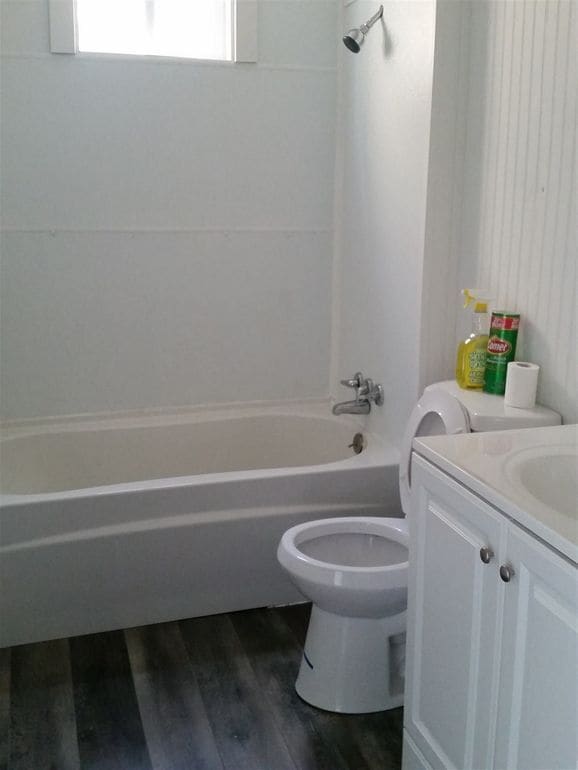 Bathroom - 558 N Grant Ave