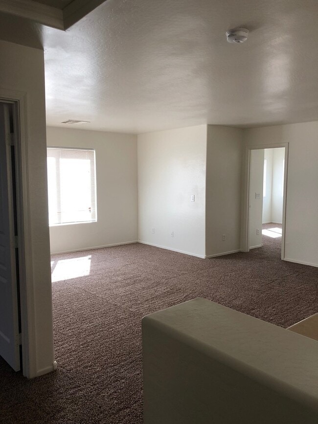 Building Photo - Massive 4 bedroom- 3 car garage- Large loft- Maricopa