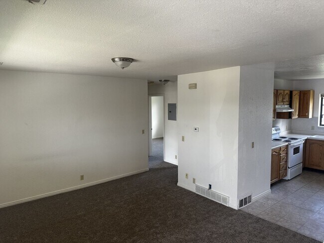 Building Photo - 2 bedroom, 1 bath apartment available in North Orem