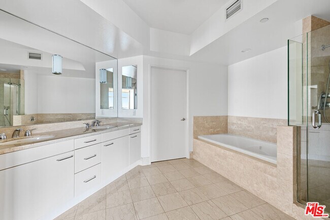 Building Photo - 13600 Marina Pointe Dr