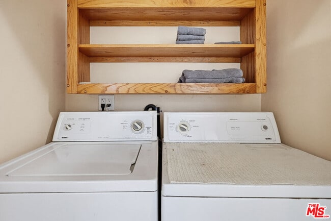 Building Photo - 9209 Paramount Blvd