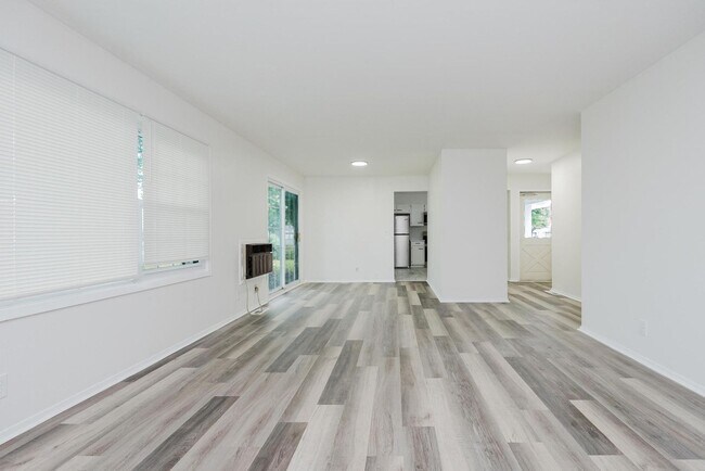 Building Photo - 2825 Hinde Ave