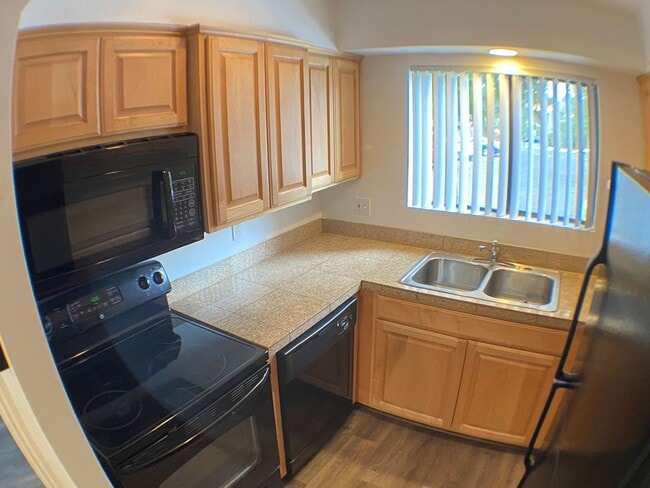 Building Photo - Don't miss out on this charming 2-bedroom,...