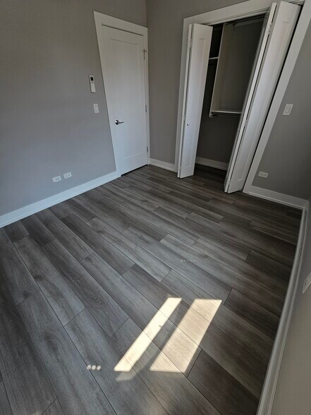 Building Photo - 3931 N Janssen Ave