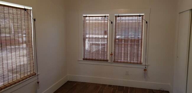 Building Photo - Must see this Antique Beauty! 3-bed/1 bath...