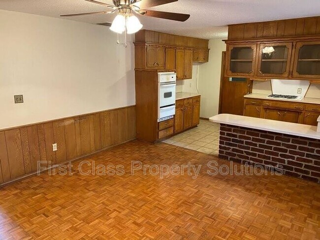 Building Photo - 6300 N Wildewood Dr